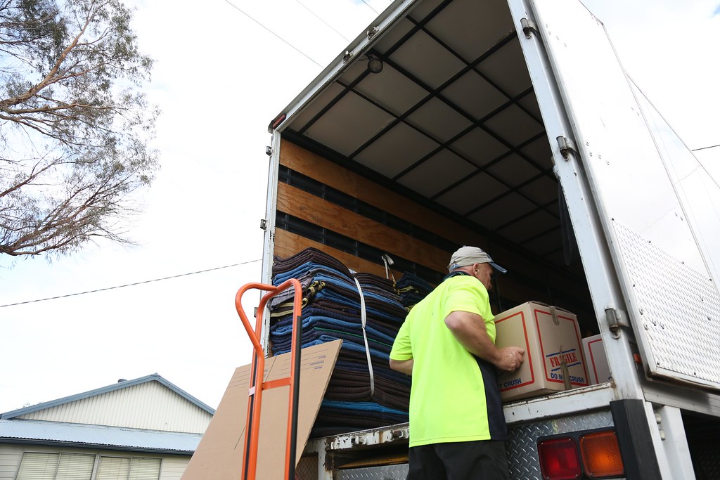Equipo de MyM cargando cajas en el furgón de mudanzas